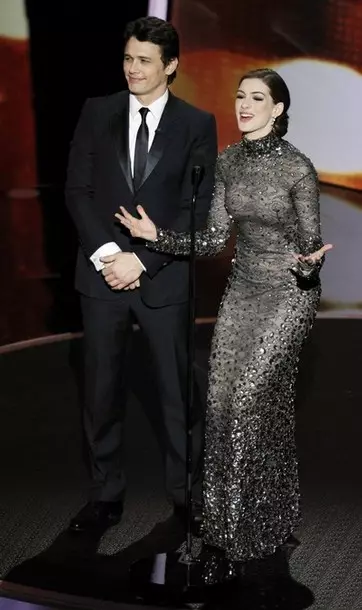 Ann Hathaway ja hänen asunnon Oscar 2011 -seremoniassa 50389_2