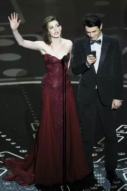Ann Hathaway eta bere jantziak Oscar 2011 ekitaldian 50389_3