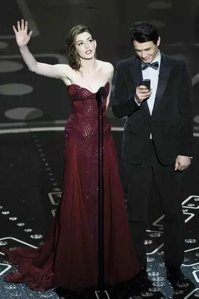 Ann Hathaway와 Oscar 2011 의식에서 의상 50389_3