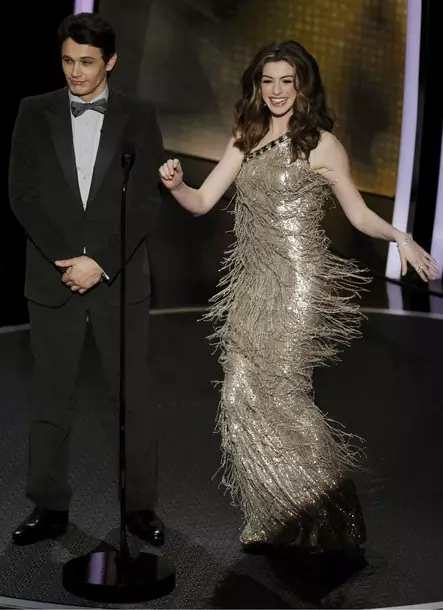Oscar 2011 အခမ်းအနားတွင် Ann Hataway နှင့်သူမ၏ဝတ်စုံများ 50389_5
