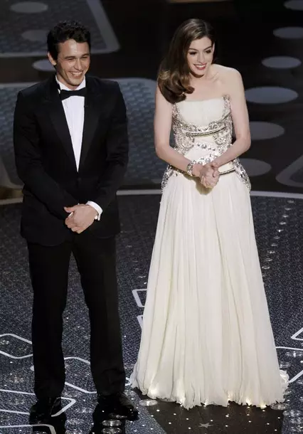 Ann Hathaway at ang kanyang mga outfits sa seremonya ng Oscar 2011 50389_6