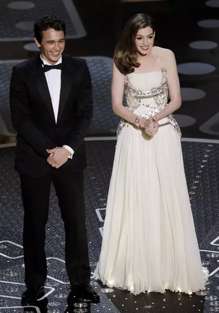 Ann Hathaway ir jos komplektai Oscar 2011 ceremonijoje 50389_6