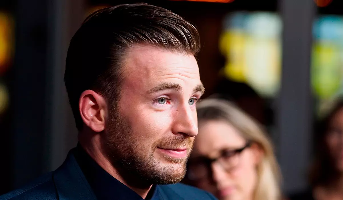 မျက်ရည်များကိုဖိထားပါ။ Chris Evans သည် PSA ၏လူနာကိုပံ့ပိုးပေးခဲ့သည်