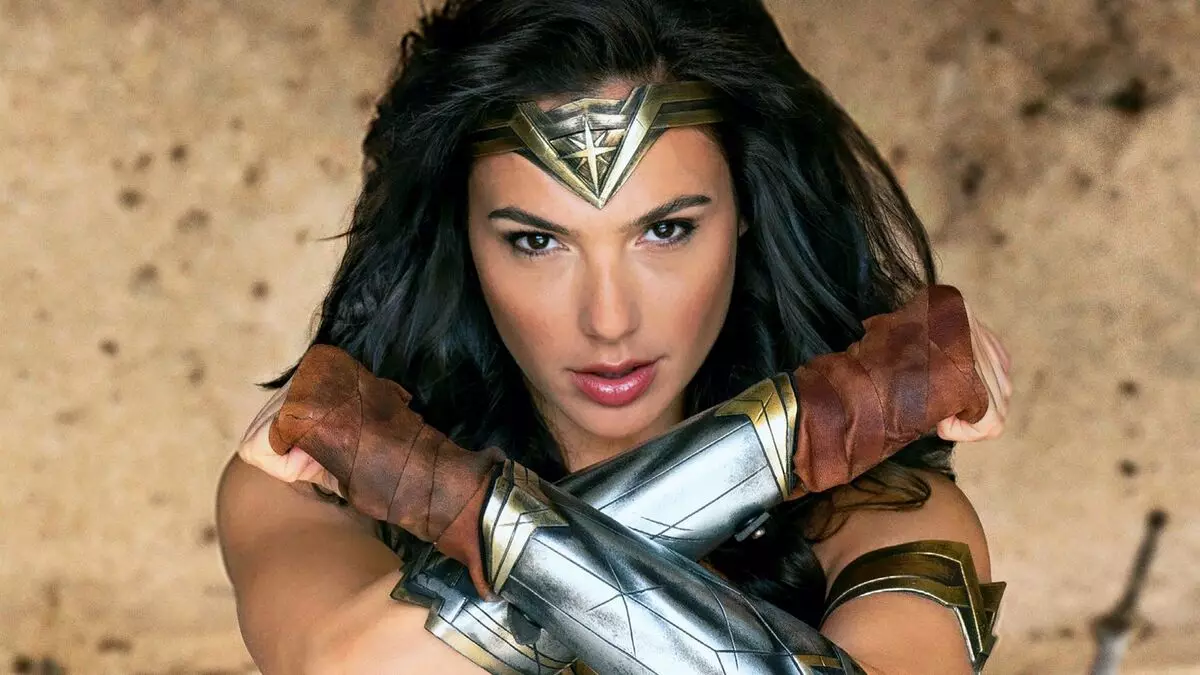 Masker til at bære: Star "Wonder Women: 1984" Gal Gadot viste billeder fra Filming