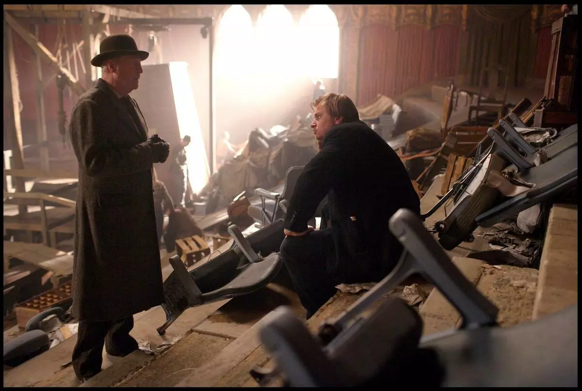The team of Christopher Nolan denied Ann Hathaway's words about the ban of chairs on the set 51039_1