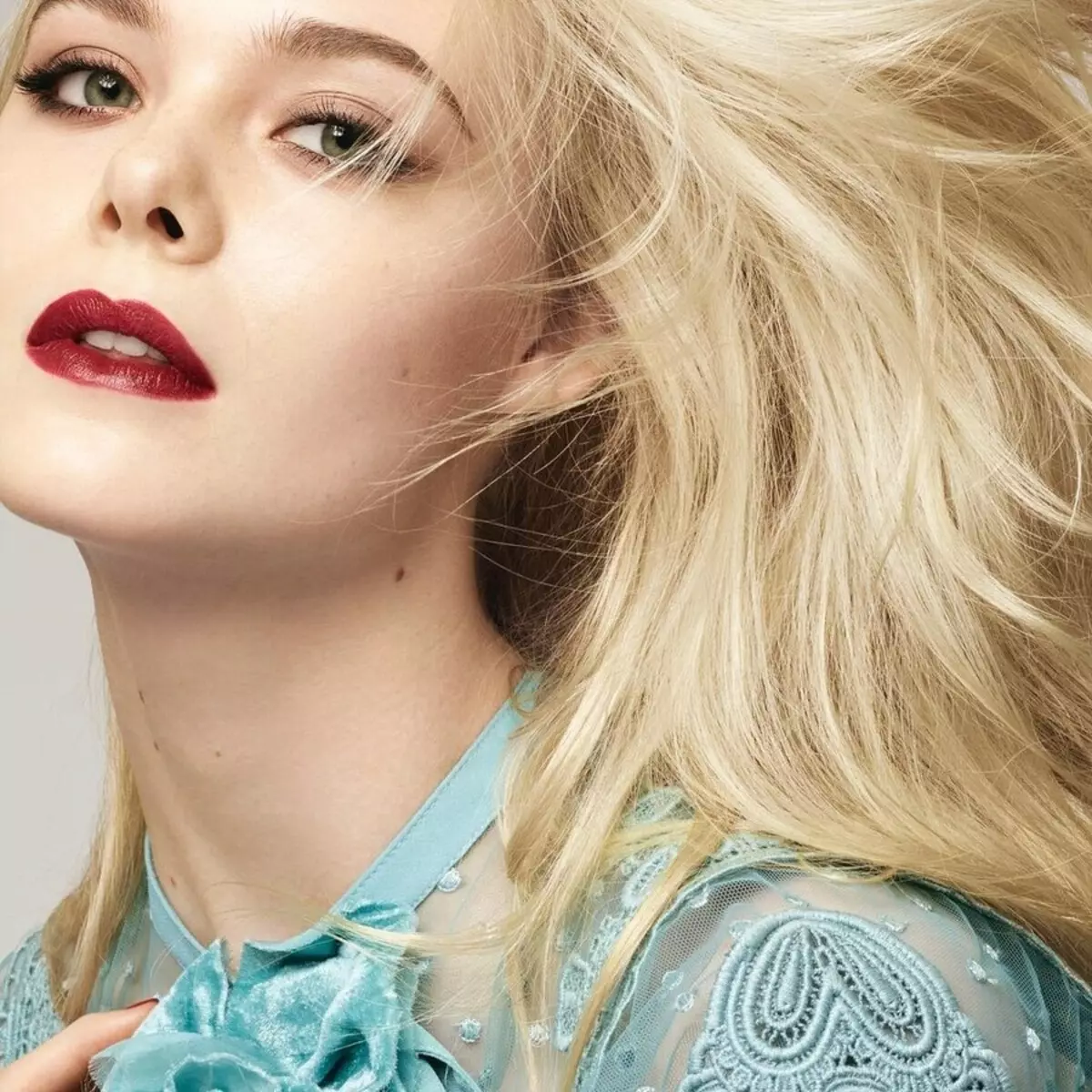 Foto: 19-jier-âlde El Fanning stoar yn 'e reklamekampanje L'Oreal