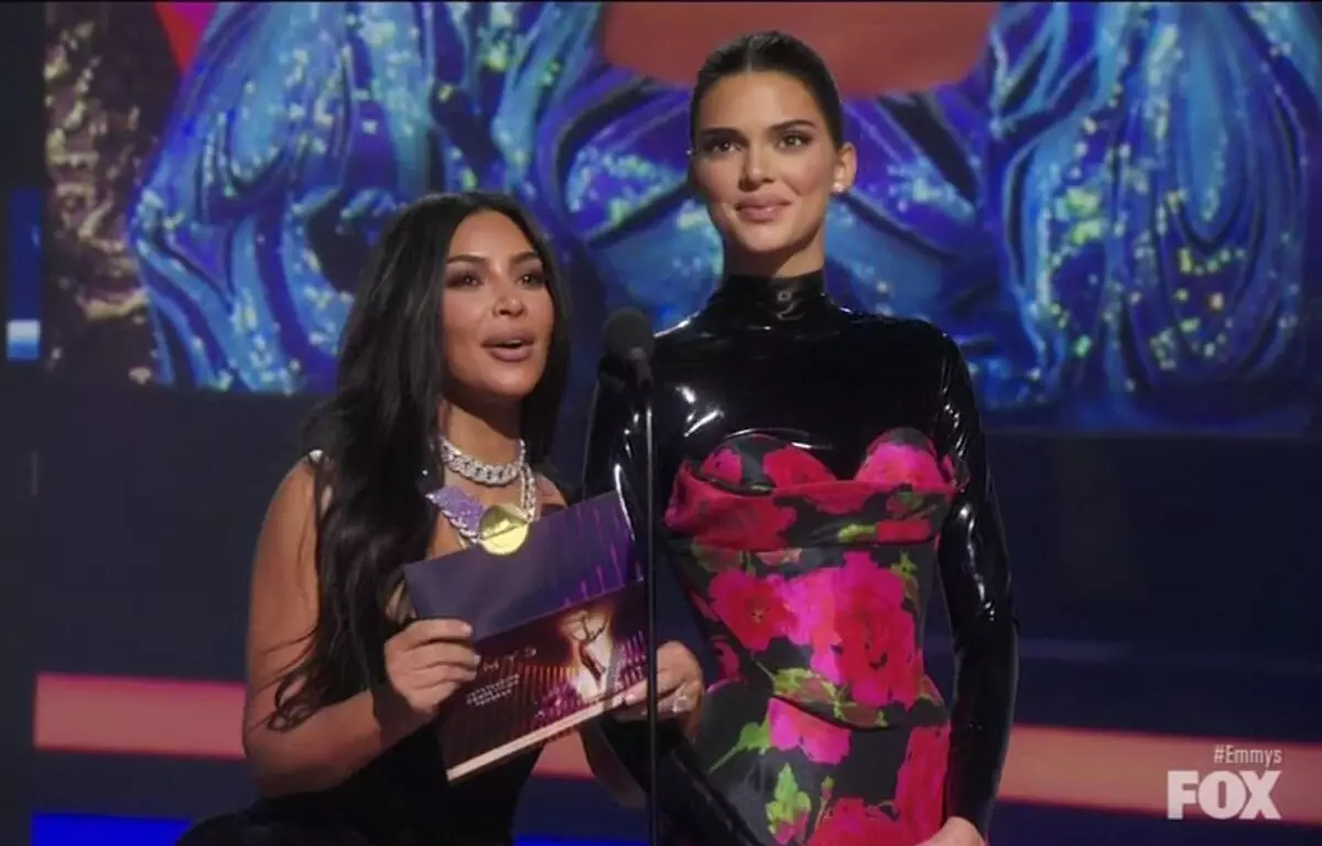 Kim Kardashian a Kendall Jenner Calon yn y seremoni wobrwyo "Emmy"