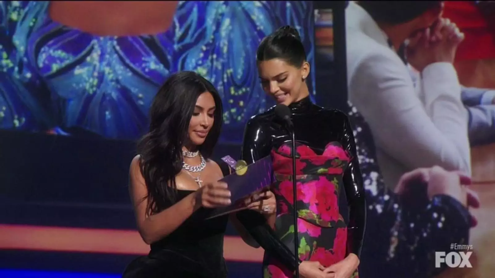 Kim Kardashian dhe Kendall Jenner tallen në ceremoninë e çmimeve 