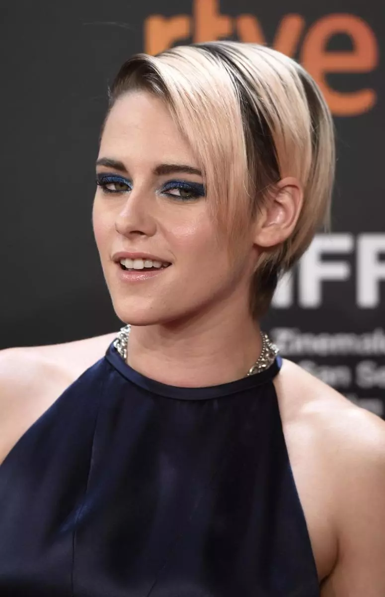 Kuva ku ijosi ritinyuka kumyenda hasi: Kristen Stewart yagaragaye mumashusho atatu kumunsi mukuru wa San Sebastian 51506_10