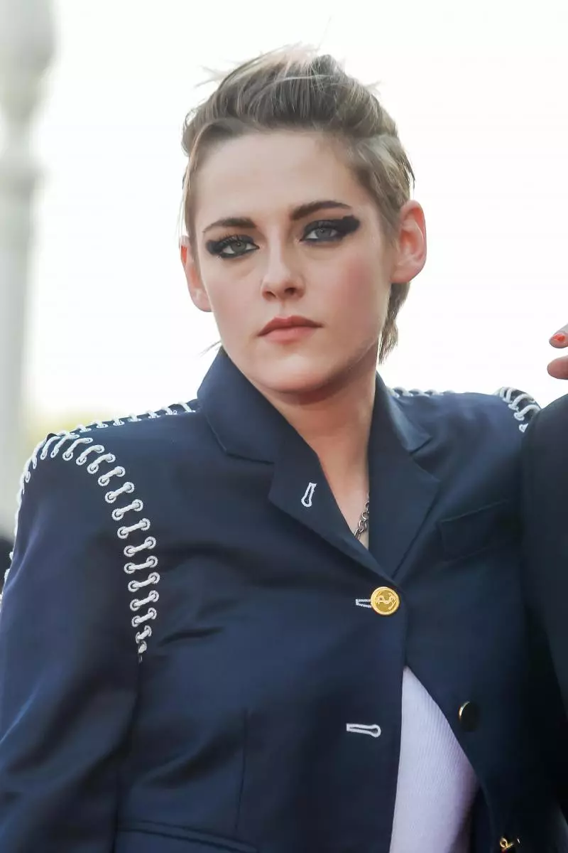 Kuva ku ijosi ritinyuka kumyenda hasi: Kristen Stewart yagaragaye mumashusho atatu kumunsi mukuru wa San Sebastian 51506_7