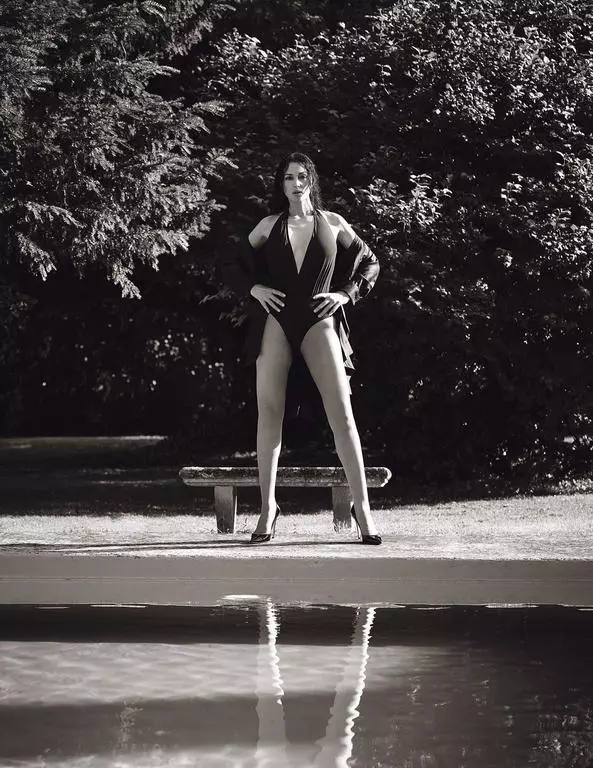 54-årig Monica Bellucci i en sensuell fotografering för Madame Figaro: 