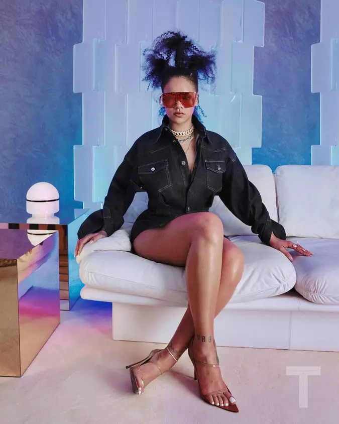 Rihanna inspirouse nas súas magníficas formas, traballando na primeira colección de roupa de luxo 51632_1
