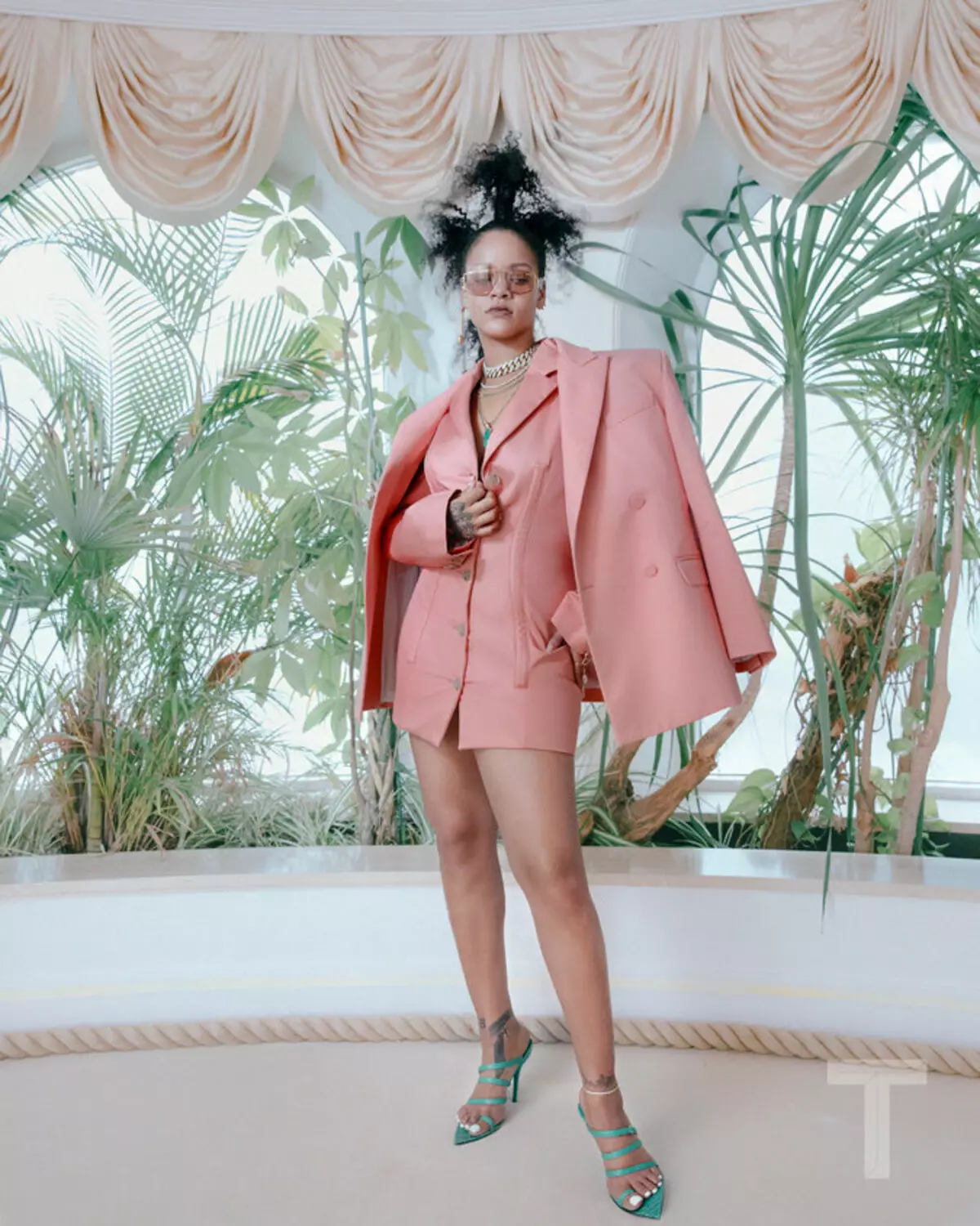 Rihanna została zainspirowana swoimi wspaniałymi formami, pracując nad pierwszą luksusową kolekcją ubrań 51632_2
