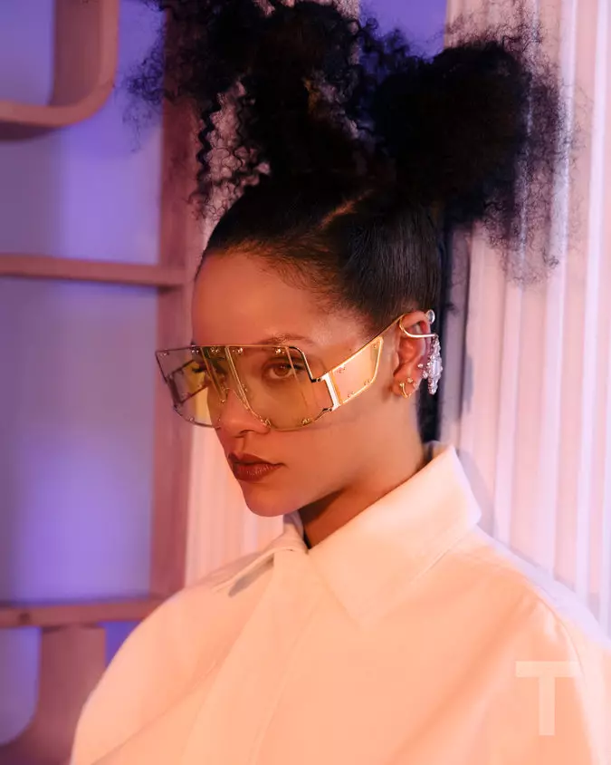 Rihanna waard ynspireare troch syn prachtige foarmen, wurkje oan 'e earste lúkse kolleksje fan klean 51632_3