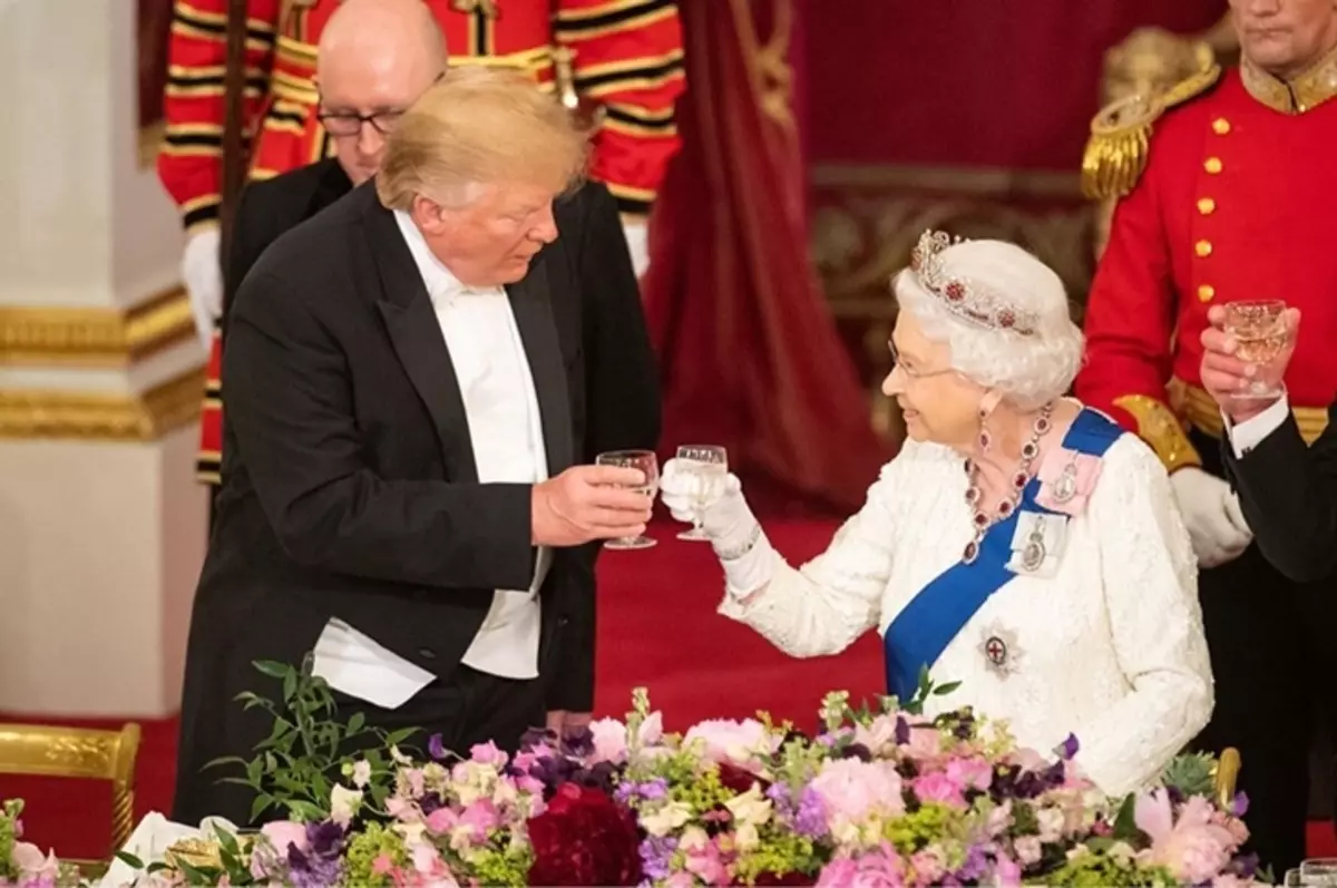 Donald Trump terminou em frente à rainha Elizabeth II