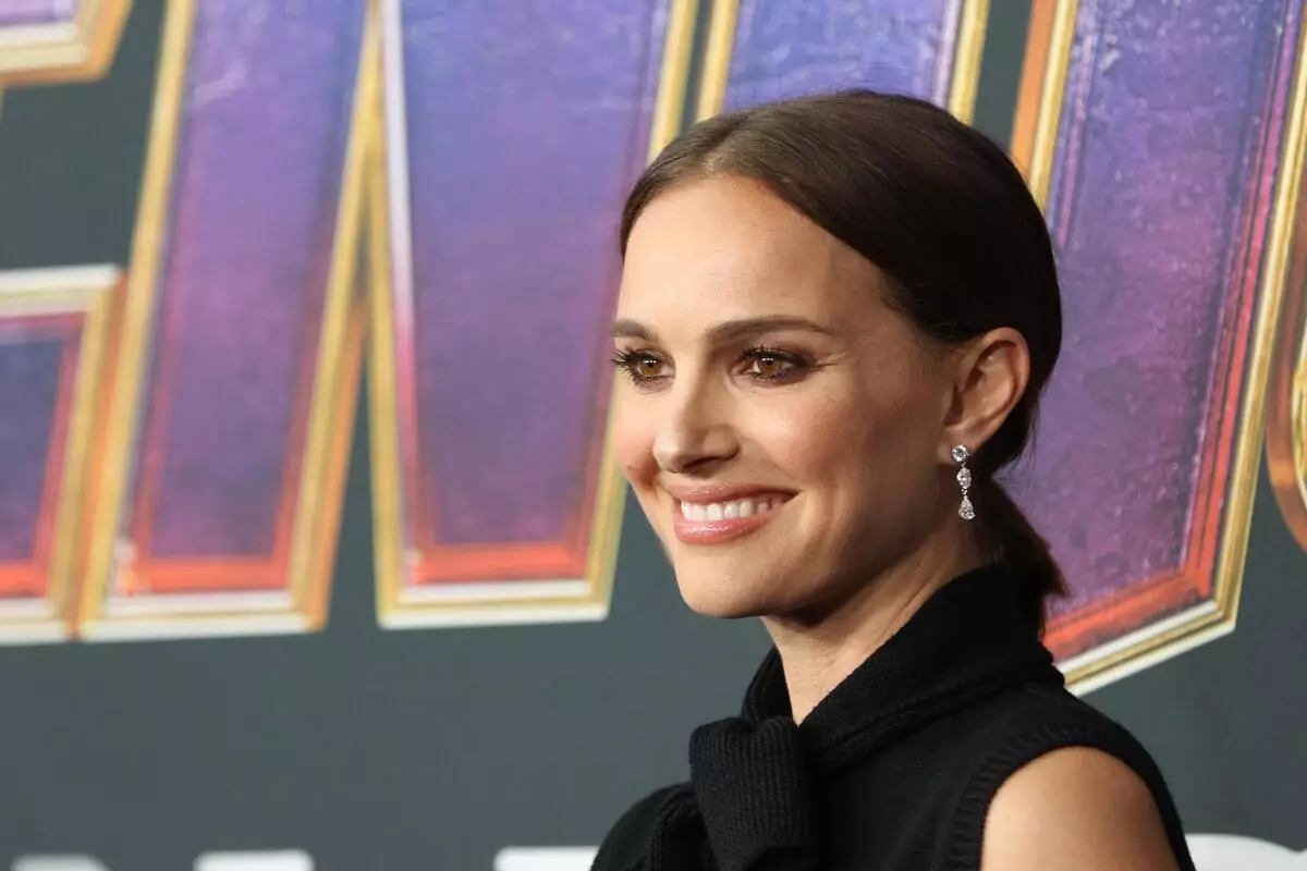 Natalie Portman te bay peye lajan taks bay sèl direktè feminis la