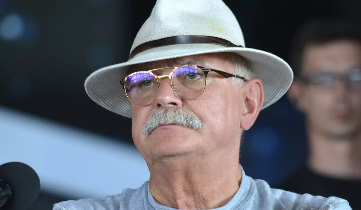 "Mabuk": Nikita Mikhalkov yang berusia 74 tahun memberitahu betapa tidak kehilangan "Oscar" di dalam kereta orang lain