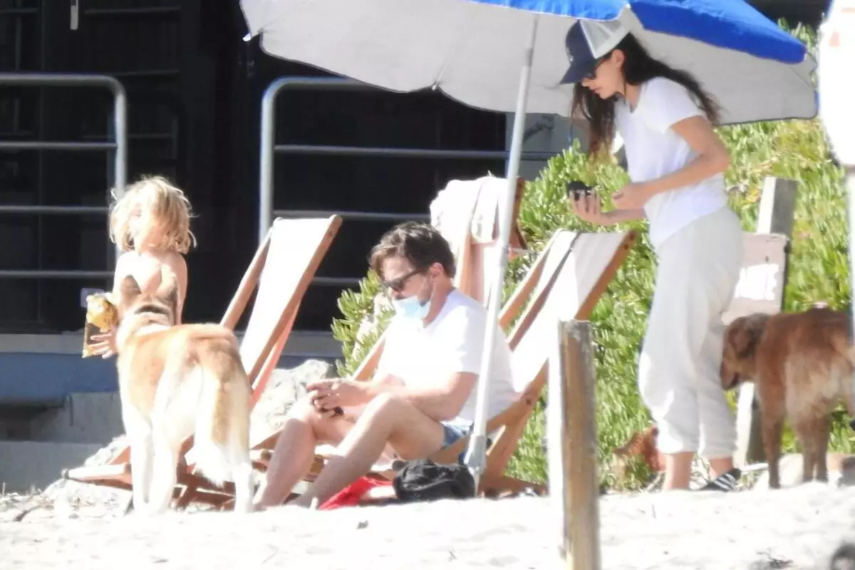 هنوز هم با هم: Leonardo Dicaprio و Camila Morron در ساحل در Malibu 52718_1