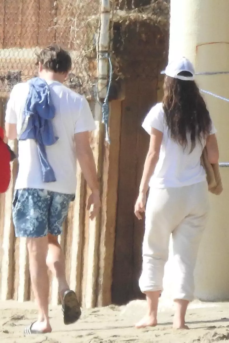 Stále spolu: Leonardo Dicaprio a Camila Morron na pláži v Malibu 52718_3