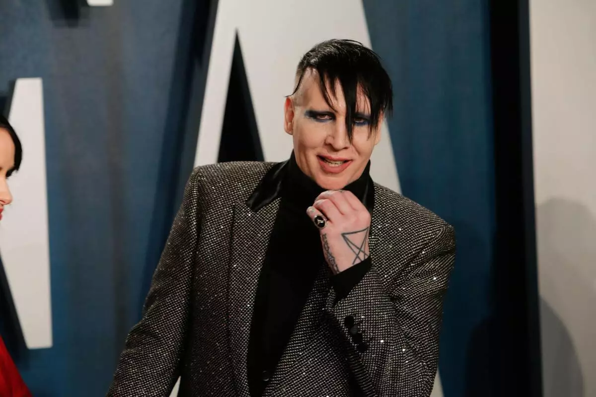 Marylin Manson kanta ay naging mas mahusay na ibinebenta pagkatapos ng mga akusasyon ng karahasan