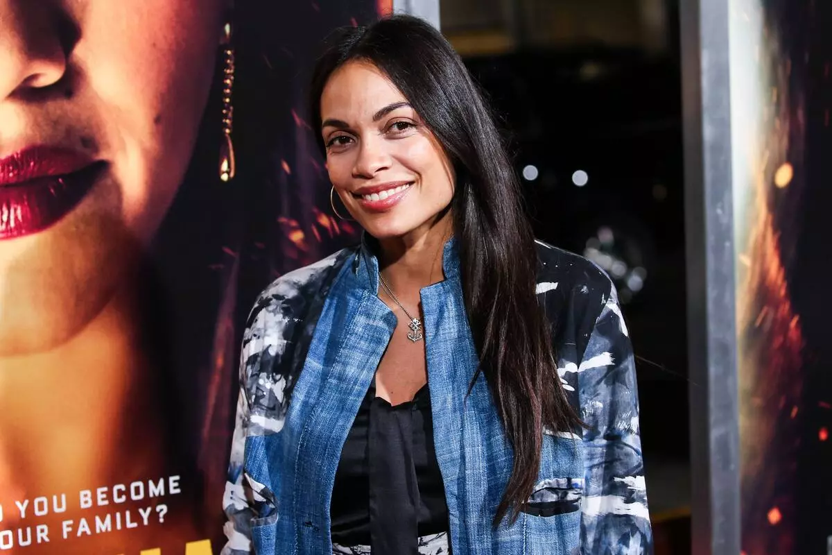 "Gwir yn dod allan": Siaradodd Rosario Dawson am achos cyfreithiol gyda thrawsrywioldeb