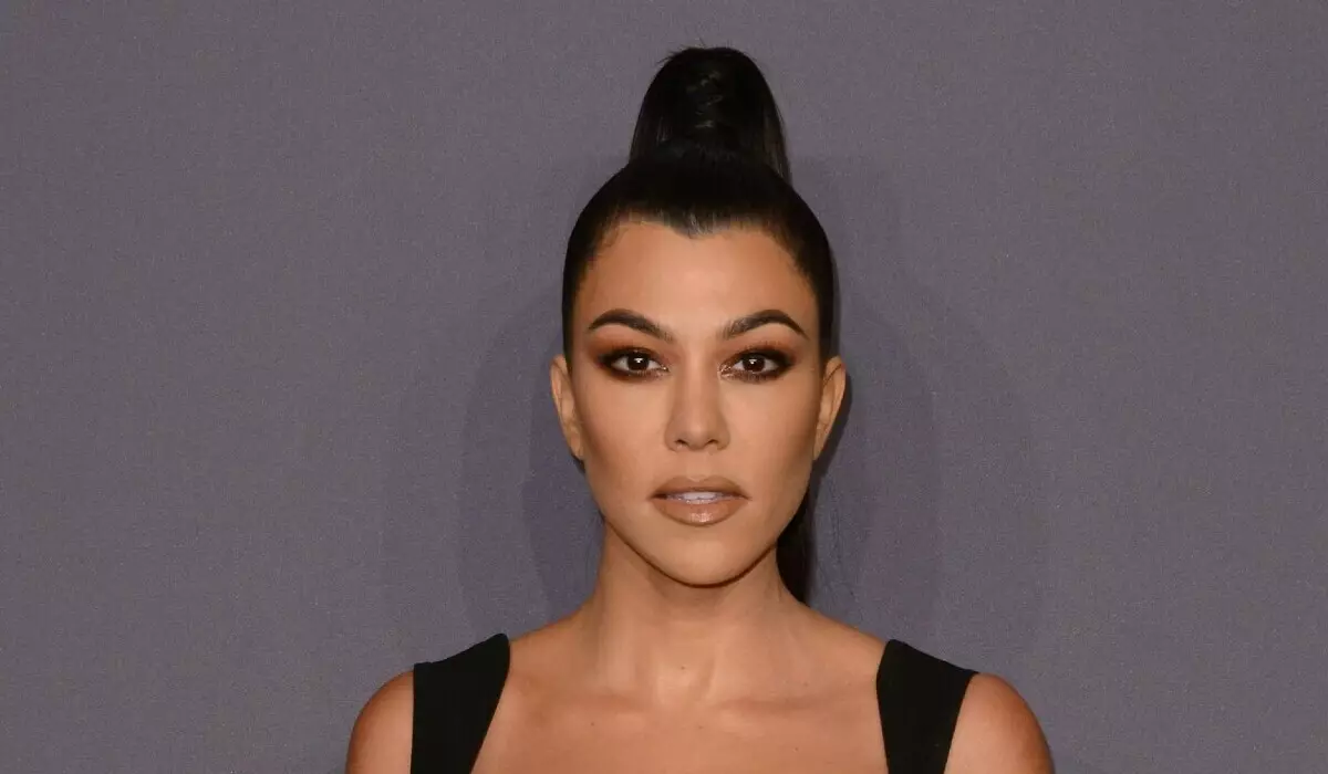 Familio Courthney Kardashian aprobas ŝian novan koramikon: "Iliaj infanoj estas maldiligentaj"