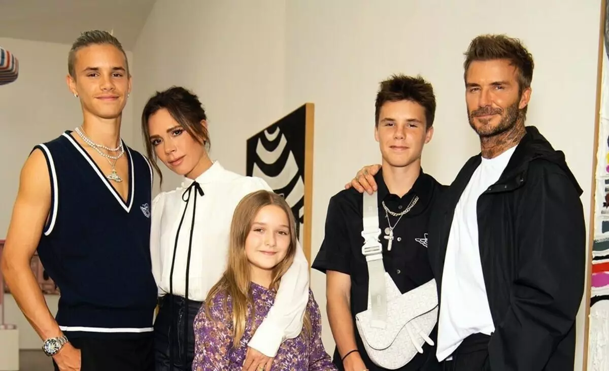 Romeo yog siab dua David: Victoria Beckham tau qhia tsev neeg cov duab los ntawm "kev ua yeeb yam zoo"