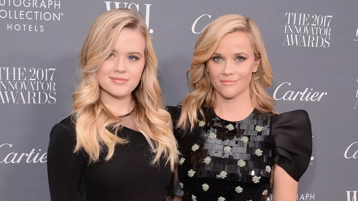 Reese Witherspoon "was terrified", becoming a mom at 23