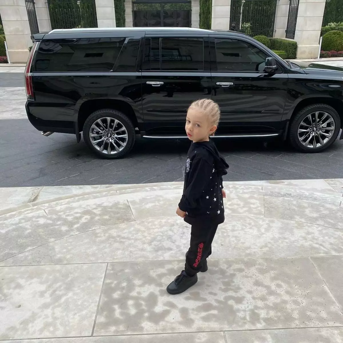 Babai krenar: Drake ndau një foto të një djali 2-vjeçar në nder të ditës së parë në kopshtin e fëmijëve 52987_1