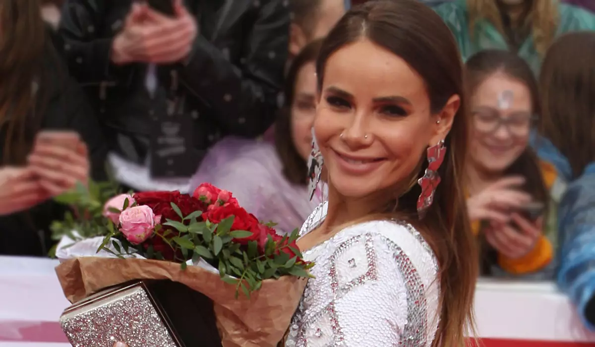 "Gufa heeft beter gefeliciteerd": Izu Anokhina bekritiseert op een zachte foto met een vriendje