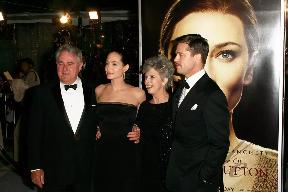 Angelina Jolie နှင့်အတူတရားစွဲဆိုမှုများကြောင့်မိဘများ Brad Pitt မြေးများကိုမကြည့်ခဲ့ပါ 53013_2