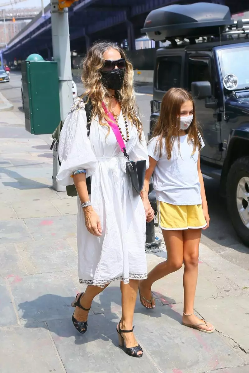 Rare photo: Sarah Jessica Parker captured with a 11-year-old daughter in New York 53021_1