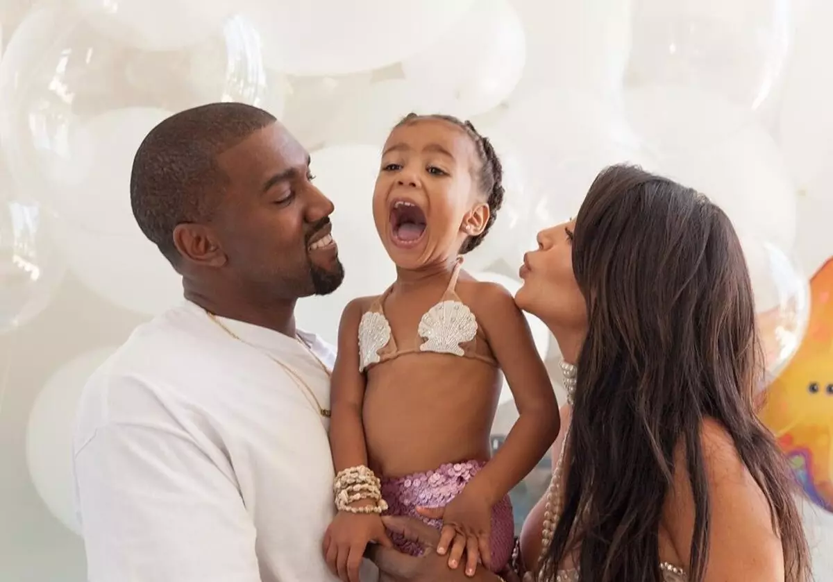 Famill Idyll: Kanye Weste Shared Video vun der Vakanz mam Kim Kardashian a Kanner