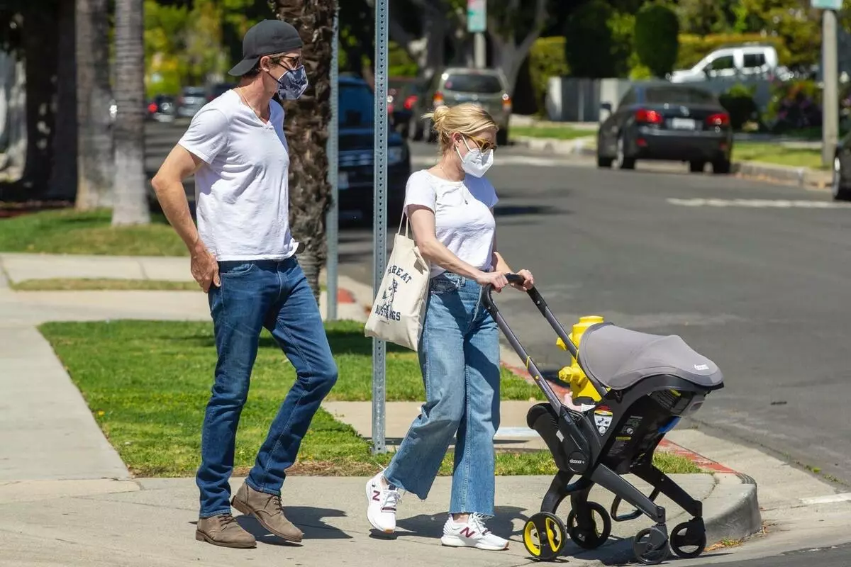 Foto: Emma Roberts ir Garrett Hedlundas nuėjo pasivaikščioti su savo sūnumi 53327_1