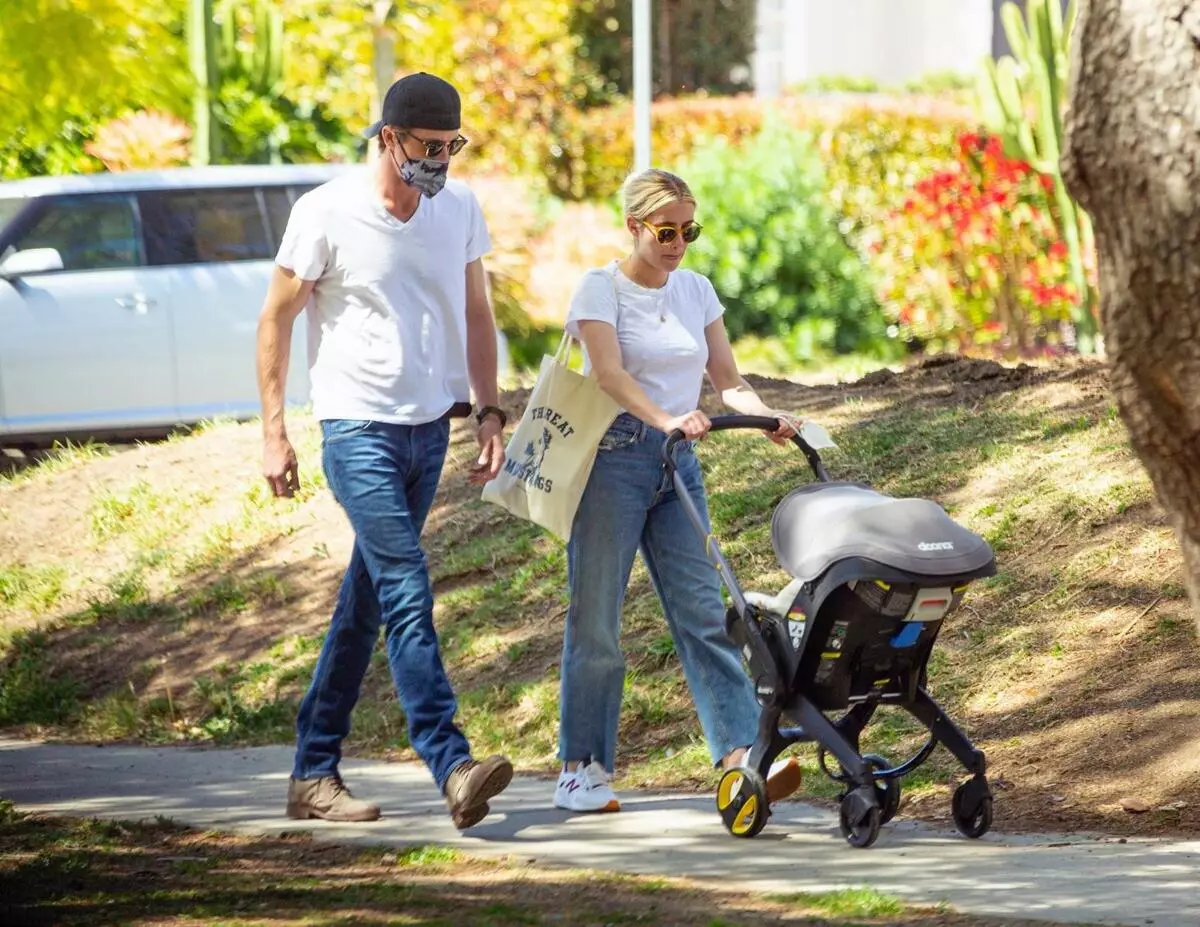 Foto: Emma Roberts ir Garrett Hedlundas nuėjo pasivaikščioti su savo sūnumi 53327_2