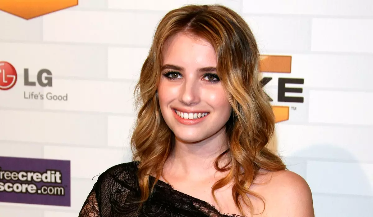 Foto: Emma Roberts e Garrett Hedlund capturados durante a compra