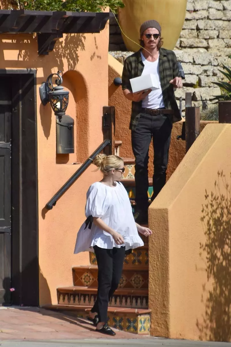 Pregnant Emma Roberts and Garrett Hedlund came to help the victim in an accident 53342_1