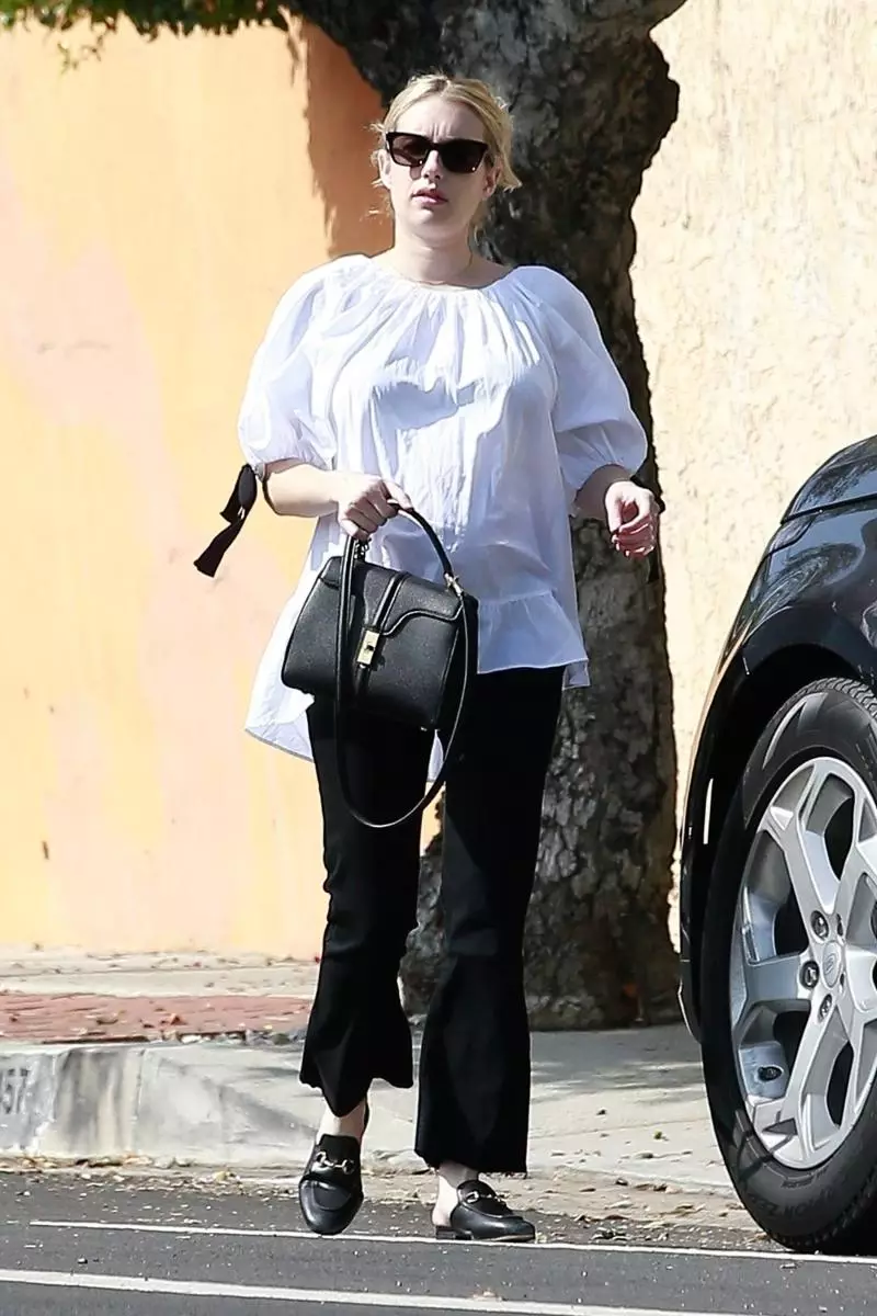 Pregnant Emma Roberts and Garrett Hedlund came to help the victim in an accident 53342_2