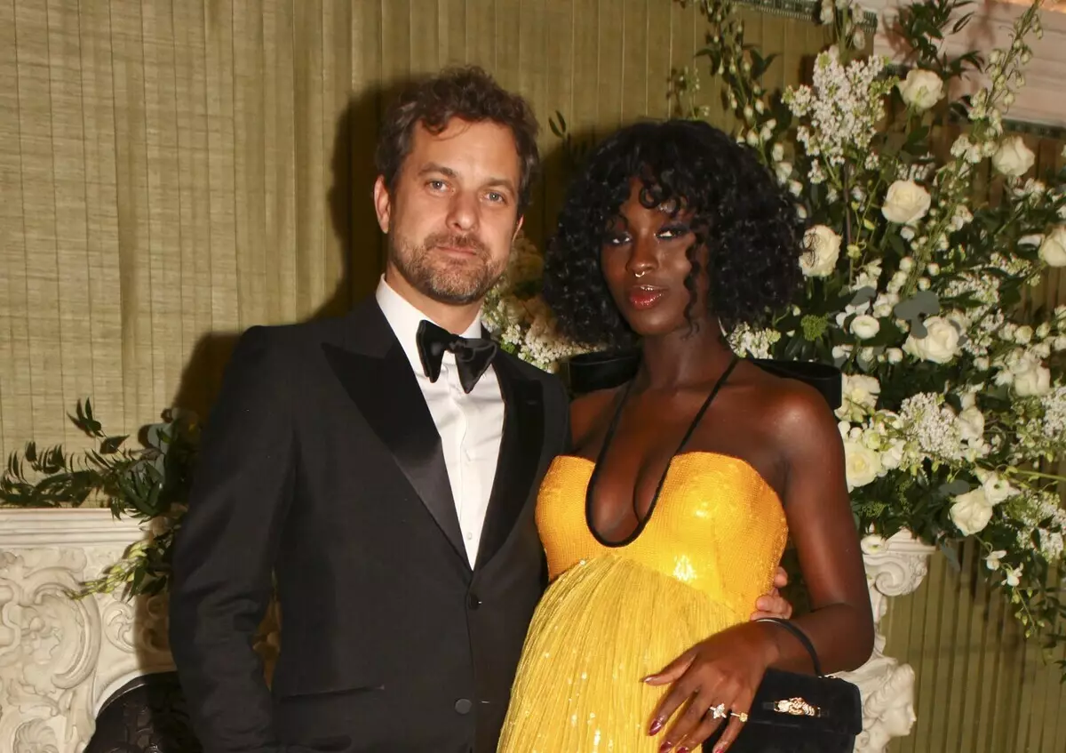 Joshua Jackson's frou krityk is op "Swangere" foto