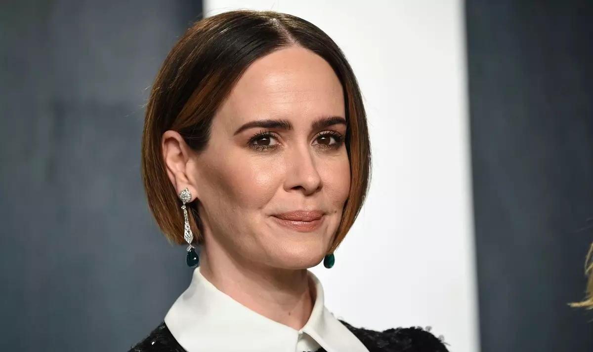 Μη αναγνωρίσιμο Sarah Paulson στο πρώτο πλαίσιο από το "αμερικανικό ιστορικό εγκλήματος: η είσπραξη"