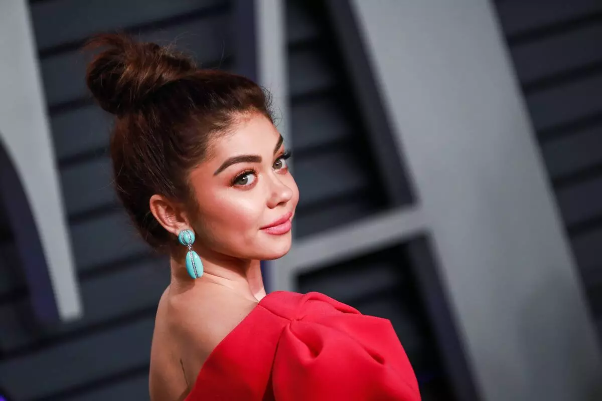 Bituon nga "American Pamilya nga" Sarah Hyland nagpakita mga litrato sa labing grabe nga mga gutlo sa kinabuhi