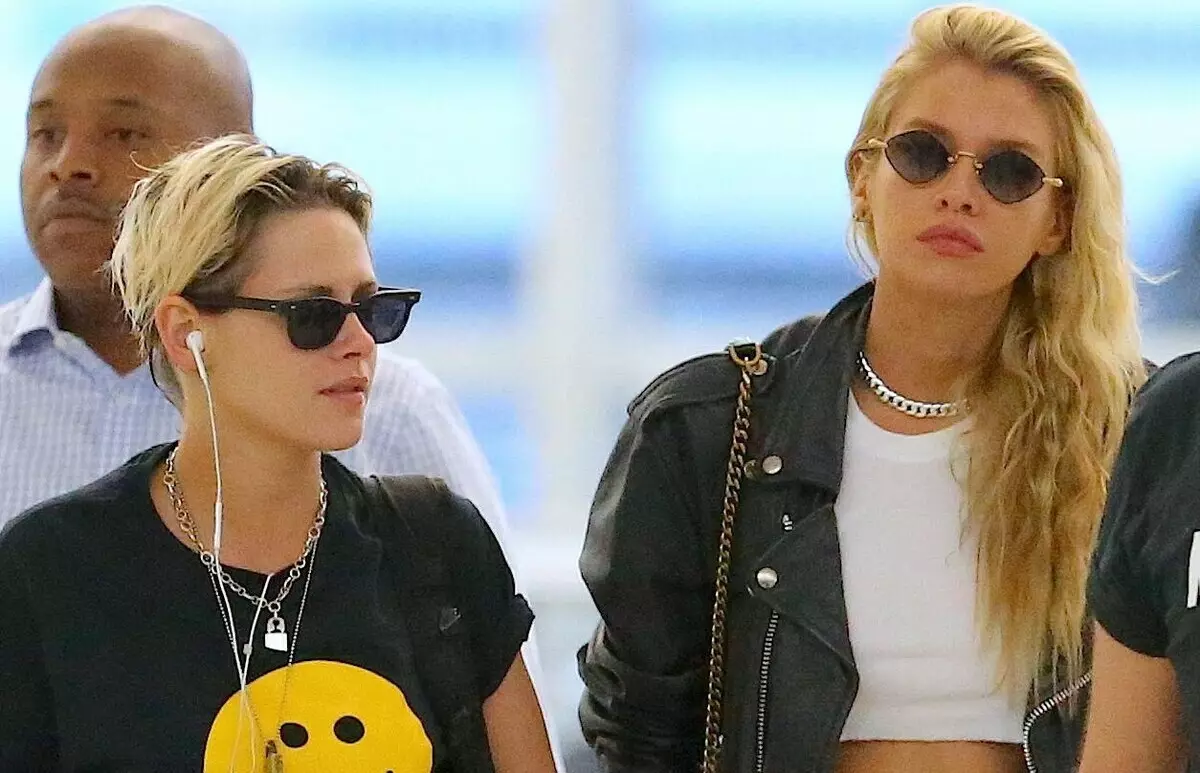 Again together: Kristen Stewart and Stella Maxwell at the airport of New York (photo)