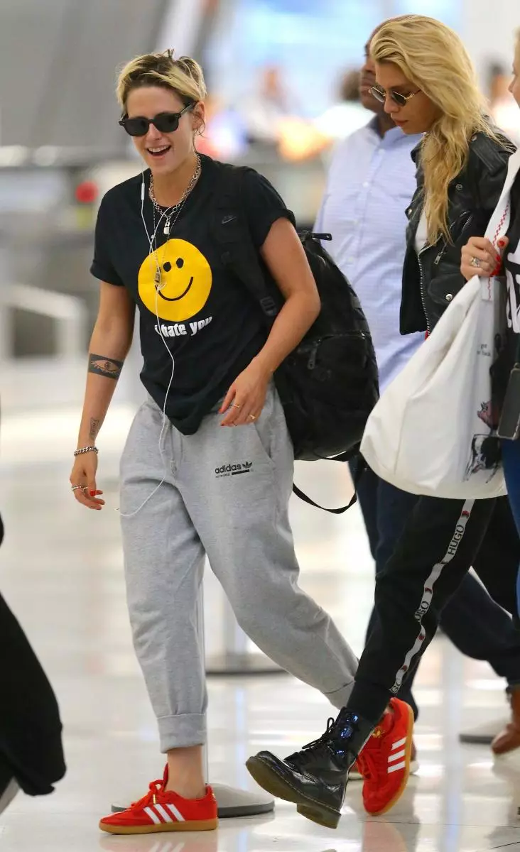 Novamente juntos: Kristen Stewart e Stella Maxwell no aeroporto de Nova York (foto) 53589_2