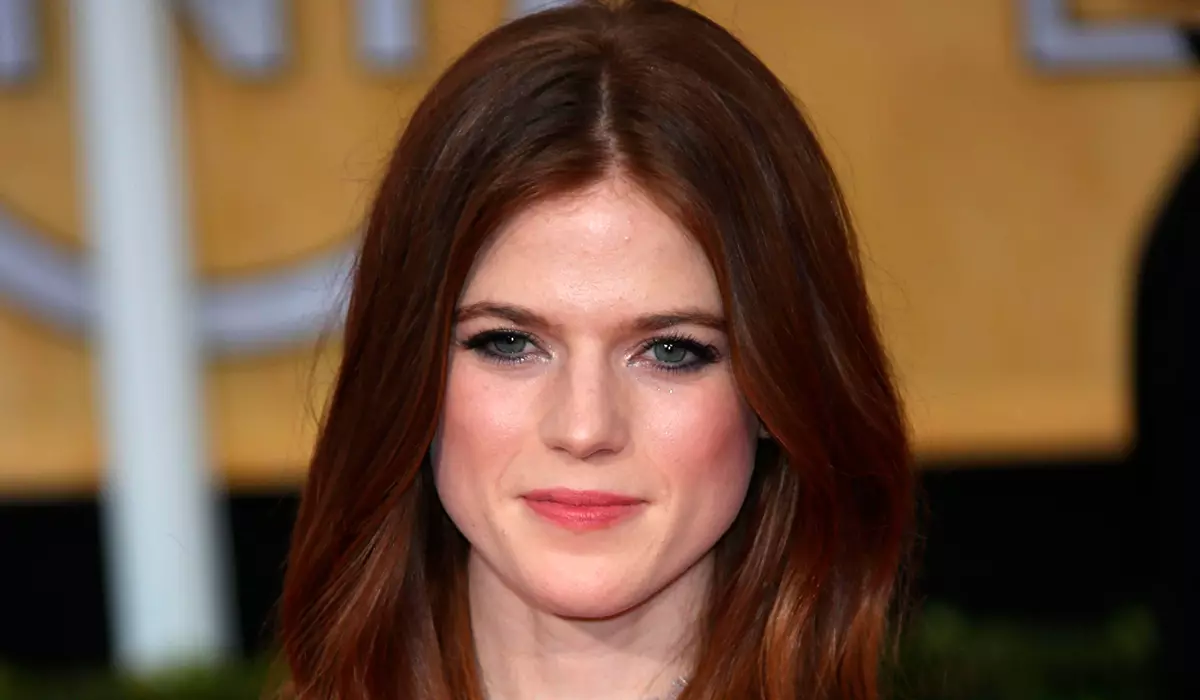 Rose Leslie gikan sa "Mga Dula sa Mga Taga-Trondans" ug si Teo James Magdula sa Series Gikan sa Maglalalang "Sherlock"