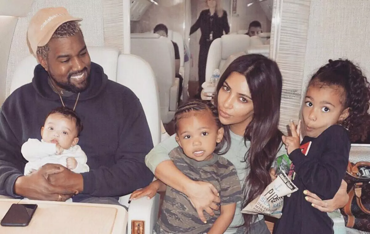 Insider povedal, že Kanye West vzal deti od Kim Kardashian