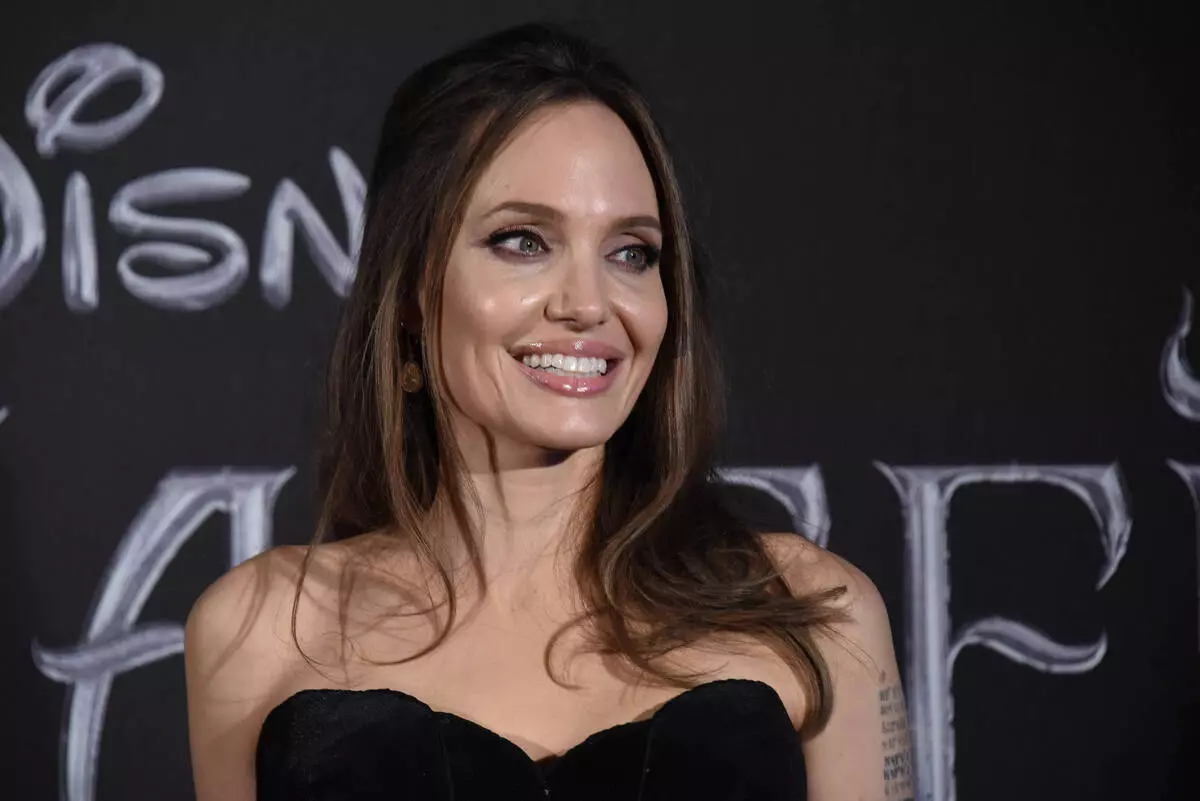 Angelina Jolie da a los niños a la escuela ordinaria