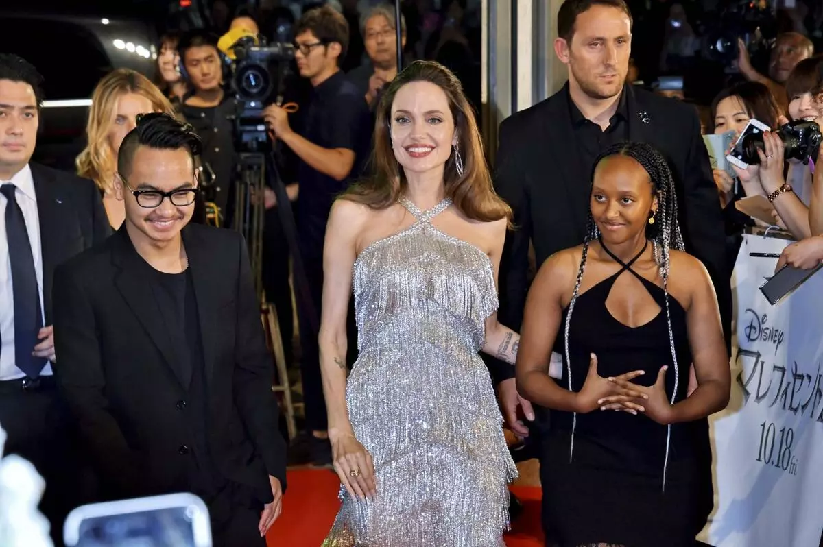 Angelina Jolie anatoa watoto kwa shule ya kawaida 54025_2