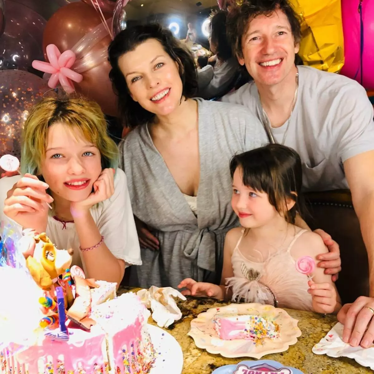 Οι κόρες Milla Yovovich ευχαρίστησαν τους οπαδούς του τραγουδιού των παιδιών 