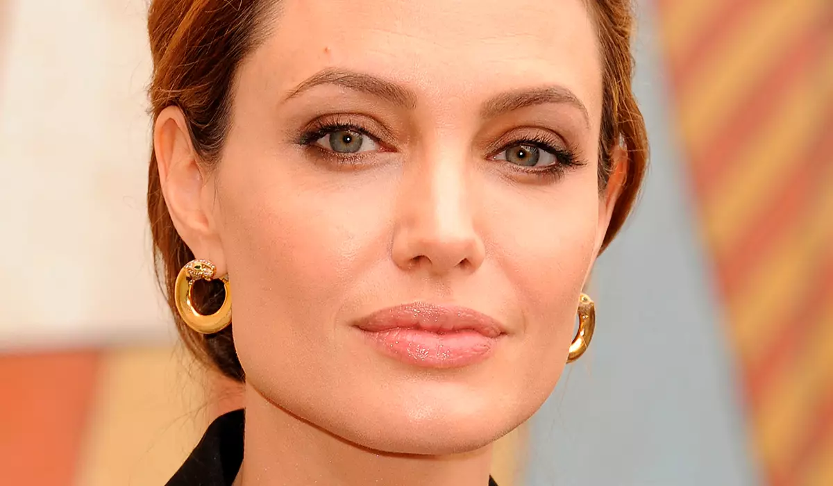 Angelina Jolie, "Bana ölüm dileyenler" römorkunda hayat için savaşır.