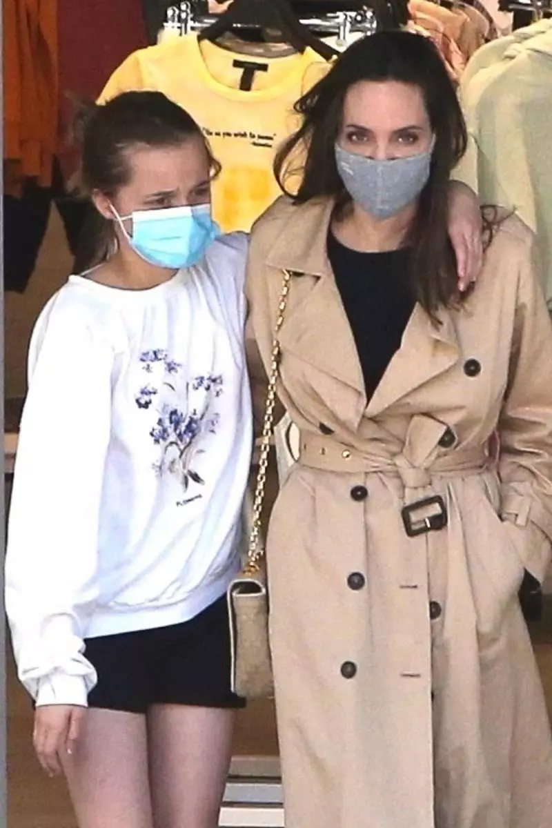 Hubungan yang kuat: Angelina Jolie ditangkap untuk berjalan-jalan dengan anak perempuannya 54046_1